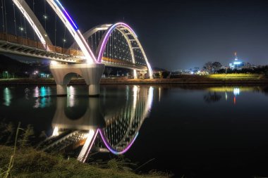 Taehwa köprü gece çekilmiş. Taehwa Köprüsü Taehwagang river grand Park: Ulsan, South Korea bulunur.