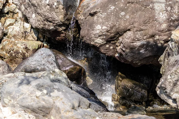 Sinbulsan, Güney Kore, Ulsan 'daki ulusal orman dere suyundan düştü.
