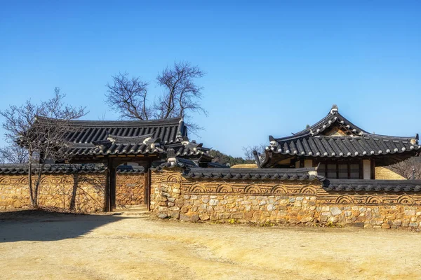 安东豪民俗村是韩国安东著名的旅游标志性目的地 沿着狭窄街道的传统韩国风格的房屋和住宅 — 图库照片