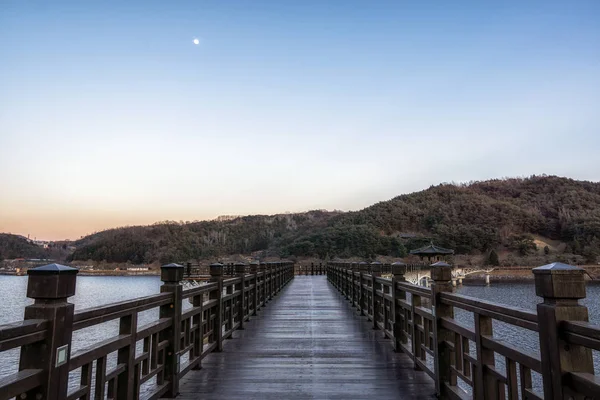 江东桥的日落景色是纳克东河上著名的木制人行天桥 位于安东 — 图库照片