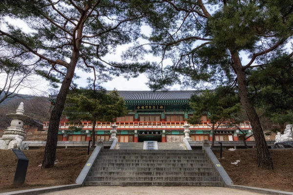 Hwanghwajeong ryu paviljoen. het chinese karakter zegt hwanghwaj — Stockfoto