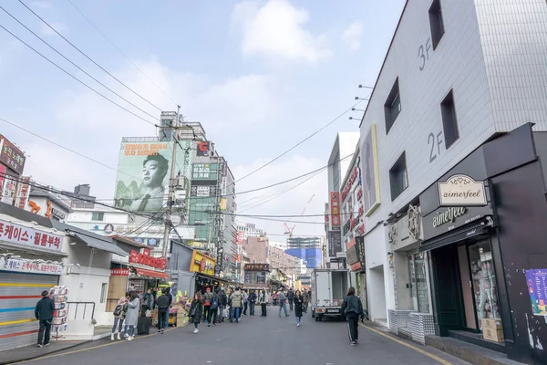 Vista de la calle Hongdae en Seúl — Foto de Stock