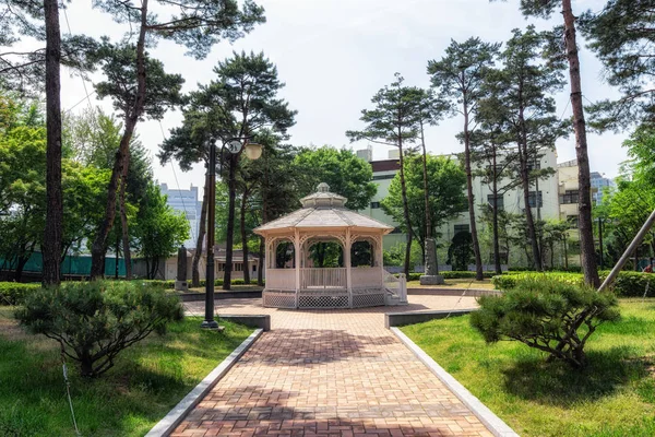 Jeongdong park beyaz çardak — Stok fotoğraf