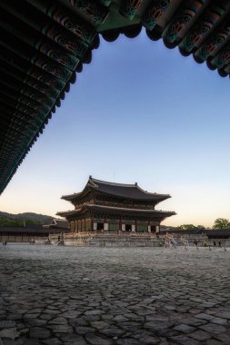 gün batımında gyeongbokgung sarayı