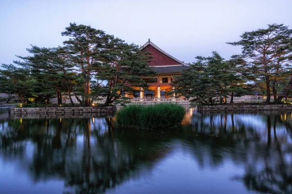 Gyeonghoeru pavilion at night — Stock Photo, Image