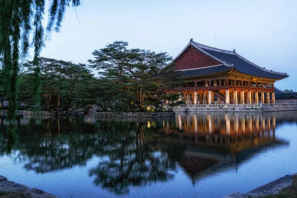 Pavilhão gyeonghoeru à noite — Fotografia de Stock