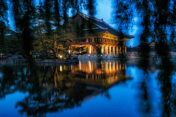 Pavilhão gyeonghoeru à noite — Fotografia de Stock