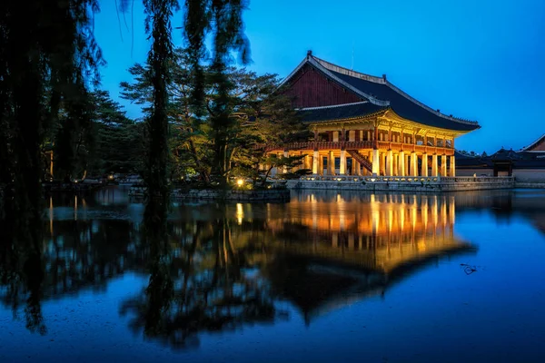 Pavilhão gyeonghoeru à noite — Fotografia de Stock