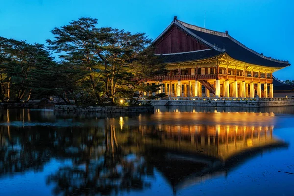 Pavilhão gyeonghoeru à noite — Fotografia de Stock