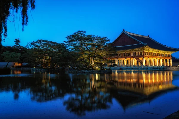 Pavilhão gyeonghoeru à noite — Fotografia de Stock