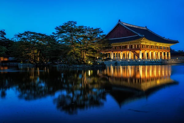 Pavilhão gyeonghoeru à noite — Fotografia de Stock