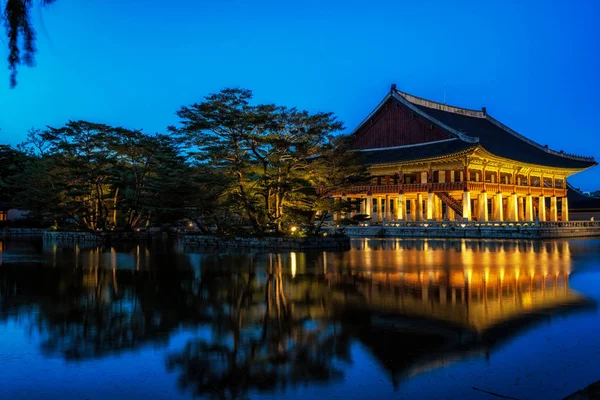 Pavilhão gyeonghoeru à noite — Fotografia de Stock