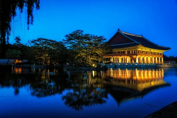 Gyeonghoeru paviljoen 's nachts — Stockfoto