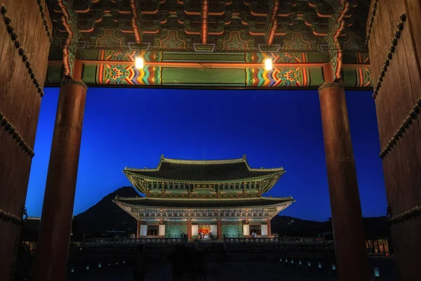 Palác Gyeongbokgung v noci — Stock fotografie