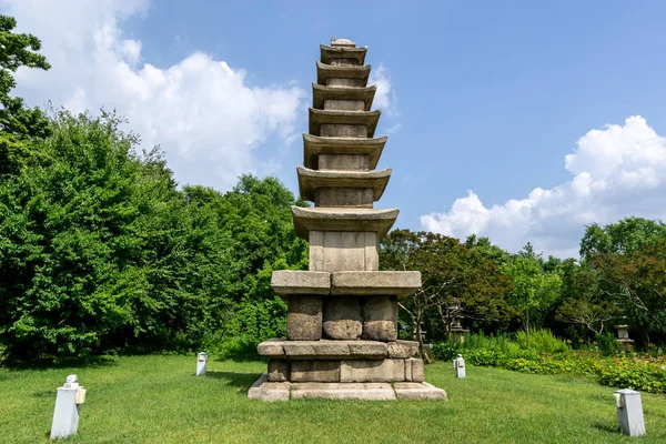 Pagoda garden in seoul — Stock Photo, Image