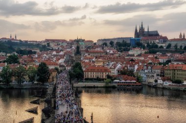 kuleden charles köprüsü görünümü