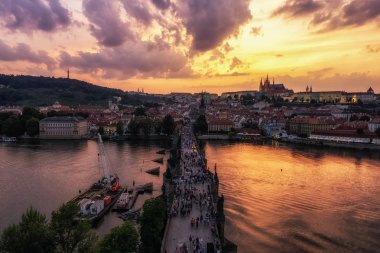 charles köprüsü gün batımı görünümü