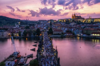 Charles Köprüsü ve Prag kale Manzaralı