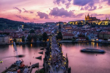 Charles Köprüsü ve Prag kale Manzaralı