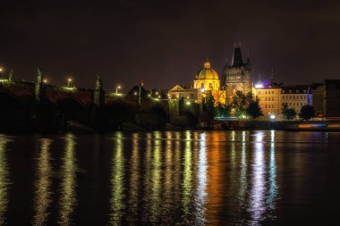 küçük şehir köprü kulesi ve charles köprüsü