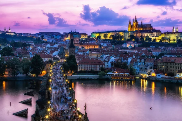 Puente de Carlos y vista al castillo de Praga — Foto de Stock