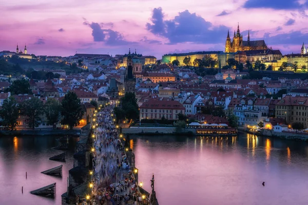 Puente de Carlos y vista al castillo de Praga — Foto de Stock