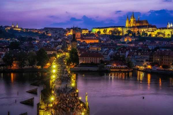 Puente de Carlos y vista al castillo de Praga — Foto de Stock