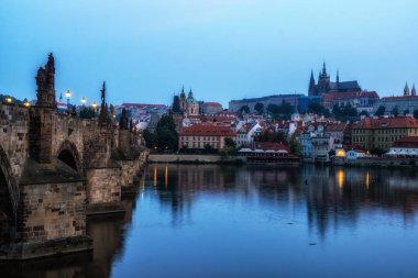 charles köprüsü ve prag kale sabah