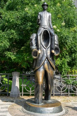 franz kafka anıt heykeli