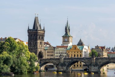 vltava nehri ve eski şehir köprü kulesi