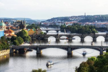 vltava nehir ve köprü görünümü