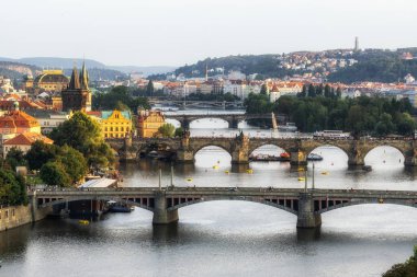 vltava nehir ve köprü görünümü