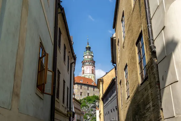 Cesky krumlov castle tower and alleyway — Stock Photo, Image