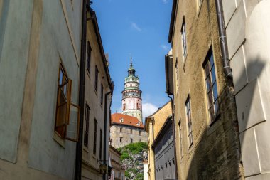 cesky krumlov kale kulesi ve alleyway