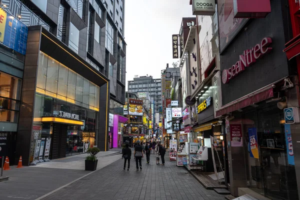 Várias Lojas Restaurantes Longo Rua Comercial Myeongdong Tomado Seul Coreia — Fotografia de Stock