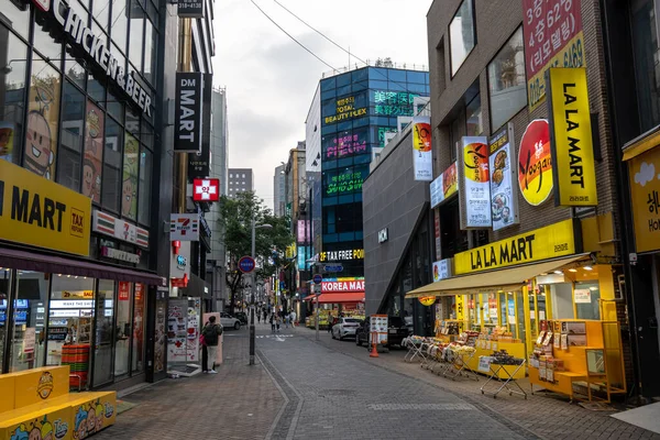 Diverse Winkels Restaurants Langs Myeongdong Winkelstraat Genomen Seoul Zuid Korea — Stockfoto