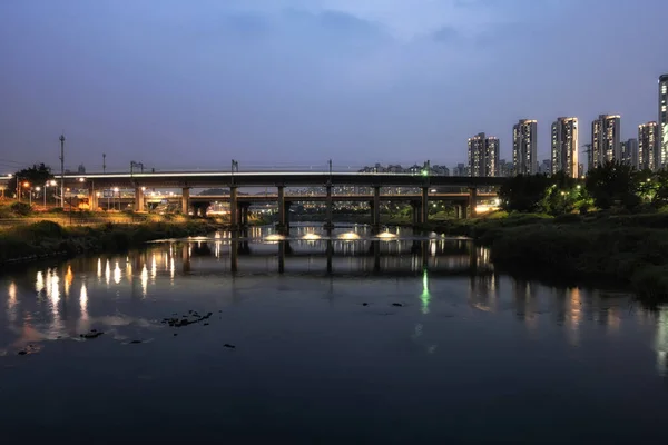 Strumień Jungnangcheon Mostem Metra Linii Oświetlony Nocy Zrobione Seulu Korea — Zdjęcie stockowe
