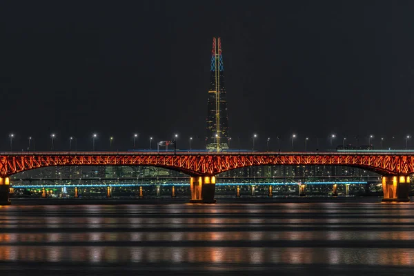 Jembatan Seongsu Malam Hari Atas Sungai Han Dengan Pemandangan Menara — Stok Foto