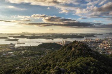 Mokpo şehri, kıyı şeridi ve Yudalsan dağ zirvesinin tepesindeki Yudalsan dağı manzarası..