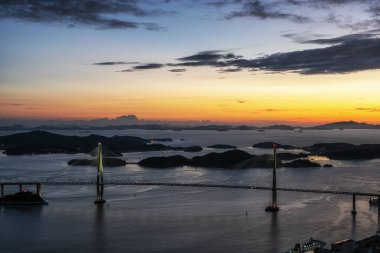 Yudal Dağı 'nın tepesinden Mokpo Köprüsü manzarası. Köprü gün batımından hemen sonra aydınlandı. Mokpo, Güney Kore