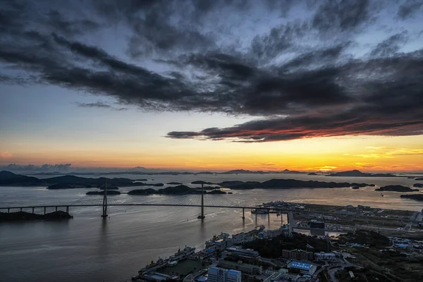 韩国莫克波玉台山山顶落日后 莫克波大桥的灯光照射到了眼前 — 图库照片