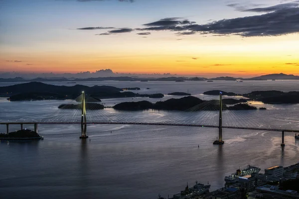 从玉台山顶上俯瞰莫克坡桥的景色 夕阳西下 桥上的灯光照得很亮 Mokpo South Korea — 图库照片
