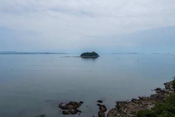 遠くに小さな離島と神堂島夏の海の景色 — ストック写真