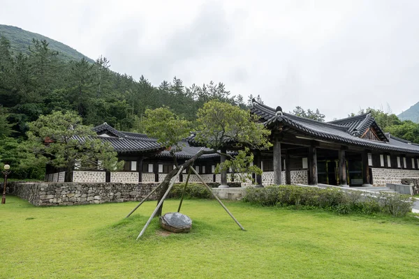 소치의 집이었던 산방이었습니다 비오고 한국의 — 스톡 사진