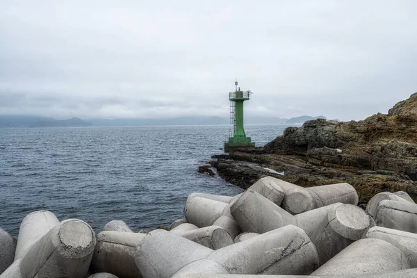 Ett Litet Fyrhus Och Tetrapoder Vid Havet Geoje Blåsiga Kullar — Stockfoto