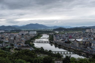 Suncheon Şehir Gece Görüşü Güney Kore, Suncheon 'daki Jukdobong Park' tan çekildi. 14 Temmuz 2020 'de çekilmiş.