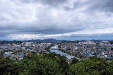 Suncheon Şehir Gece Görüşü Güney Kore, Suncheon 'daki Jukdobong Park' tan çekildi. 14 Temmuz 2020 'de çekilmiş.