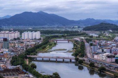 Suncheon Şehir Gece Görüşü Güney Kore, Suncheon 'daki Jukdobong Park' tan çekildi. 14 Temmuz 2020 'de çekilmiş.