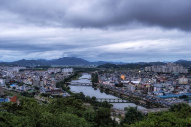 Suncheon Şehir Gece Görüşü Güney Kore, Suncheon 'daki Jukdobong Park' tan çekildi. 14 Temmuz 2020 'de çekilmiş.