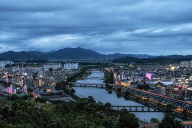 Suncheon Şehir Gece Görüşü Güney Kore, Suncheon 'daki Jukdobong Park' tan çekildi. 14 Temmuz 2020 'de çekilmiş.
